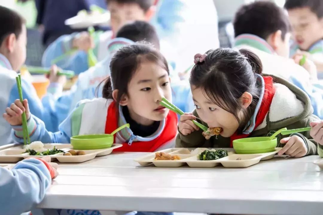 陪学生共进午餐,重点监督食堂卫生状况,就餐秩序,饭菜质量,服务情况