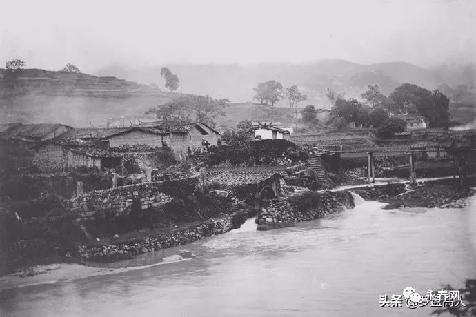 1900年代,蓬壺溪水邊旁的天然溫泉浴池.1900年代的永春醫院建築物.