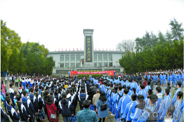 市一中,和平小学等12所学校的近千名师生代表,来到市烈士陵园