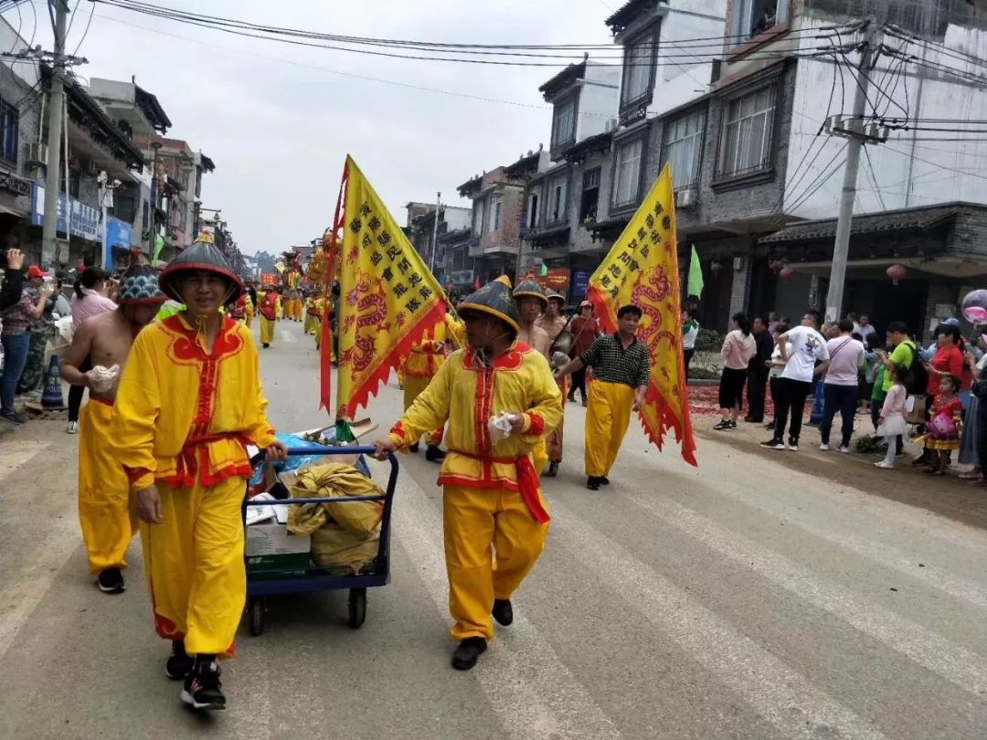 上万人涌入武鸣区罗波庙会现场热闹非凡