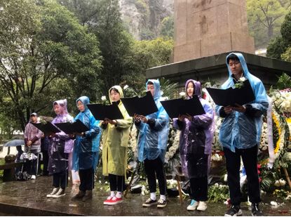 代表獻詞重溫歷史齊唱國歌雨中的雁蕩山革命烈士陵園更顯莊嚴肅穆