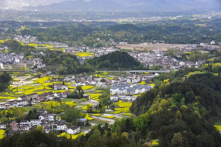 登大汉山俯瞰汉中盆地秀美风光