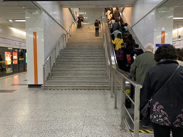 自动扶梯左行右立现被否定上海地铁为了安全不提倡很久了