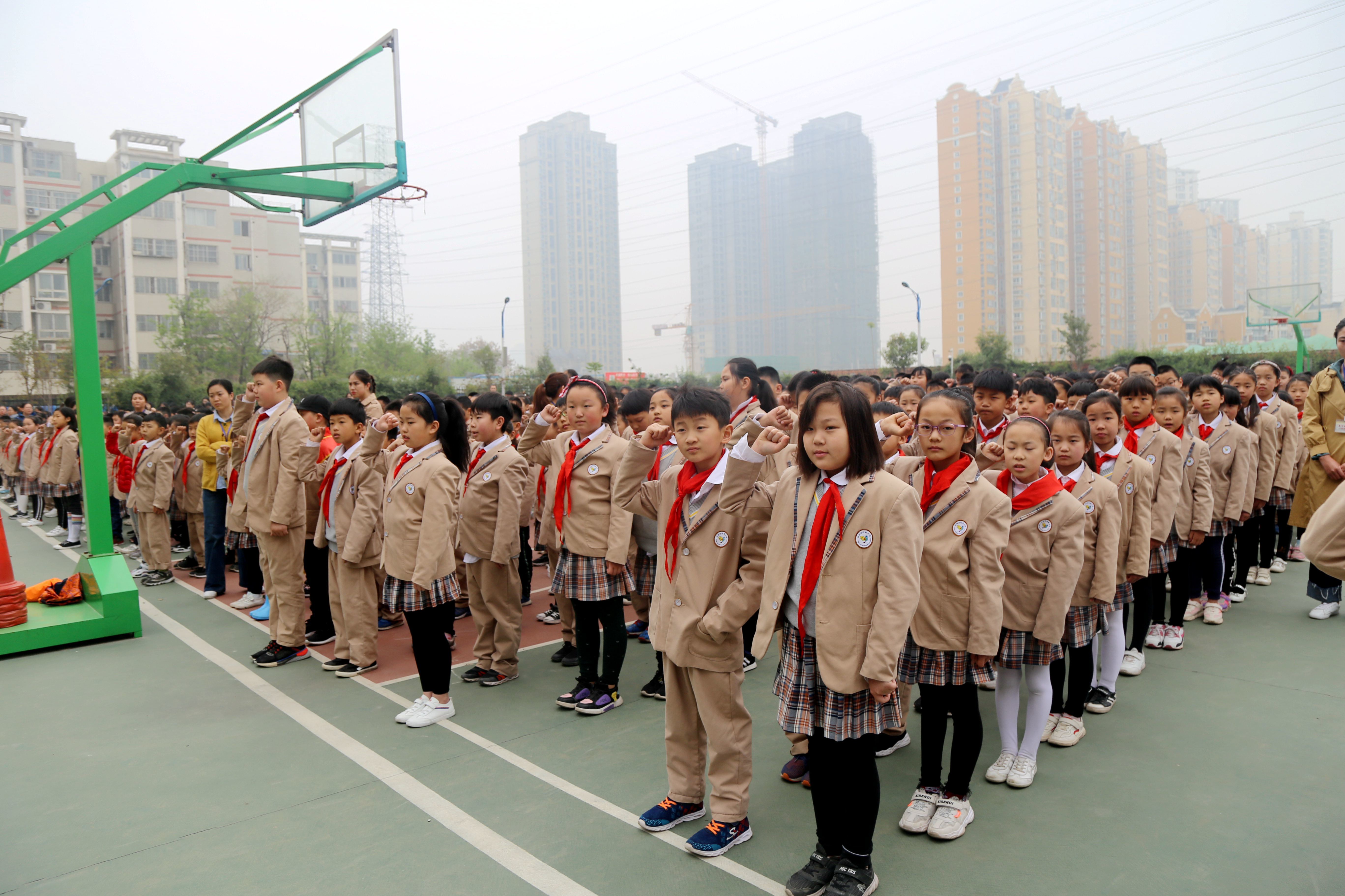 管城区外国语牧歌小学举行走进人间四月欣赏大美华山主题升旗仪式