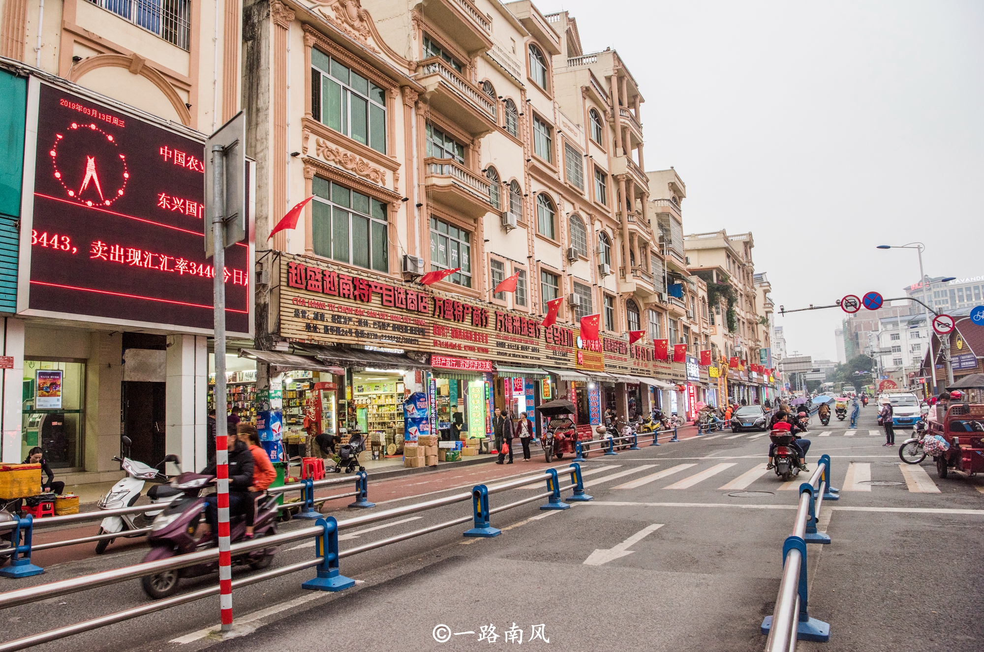 原创实拍广西东兴边境,街上的男人戴绿帽,商场卖越南货!