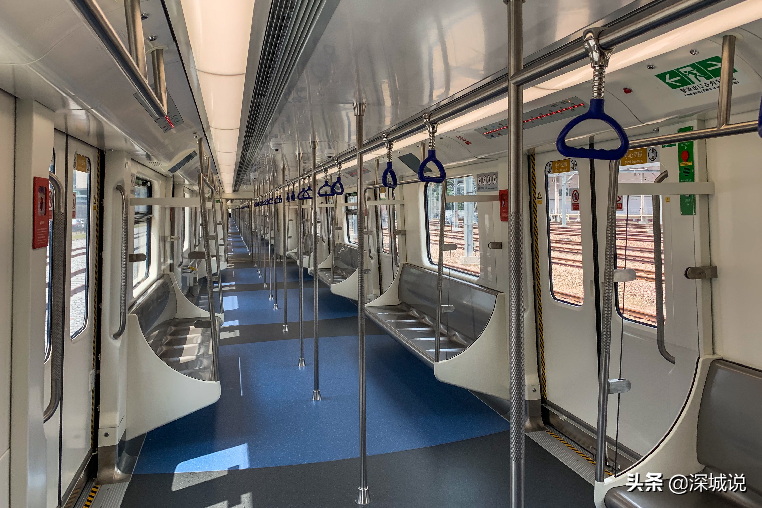 深圳地铁4号线三期新列车首度亮相!纯港式设计,细节处处显关怀