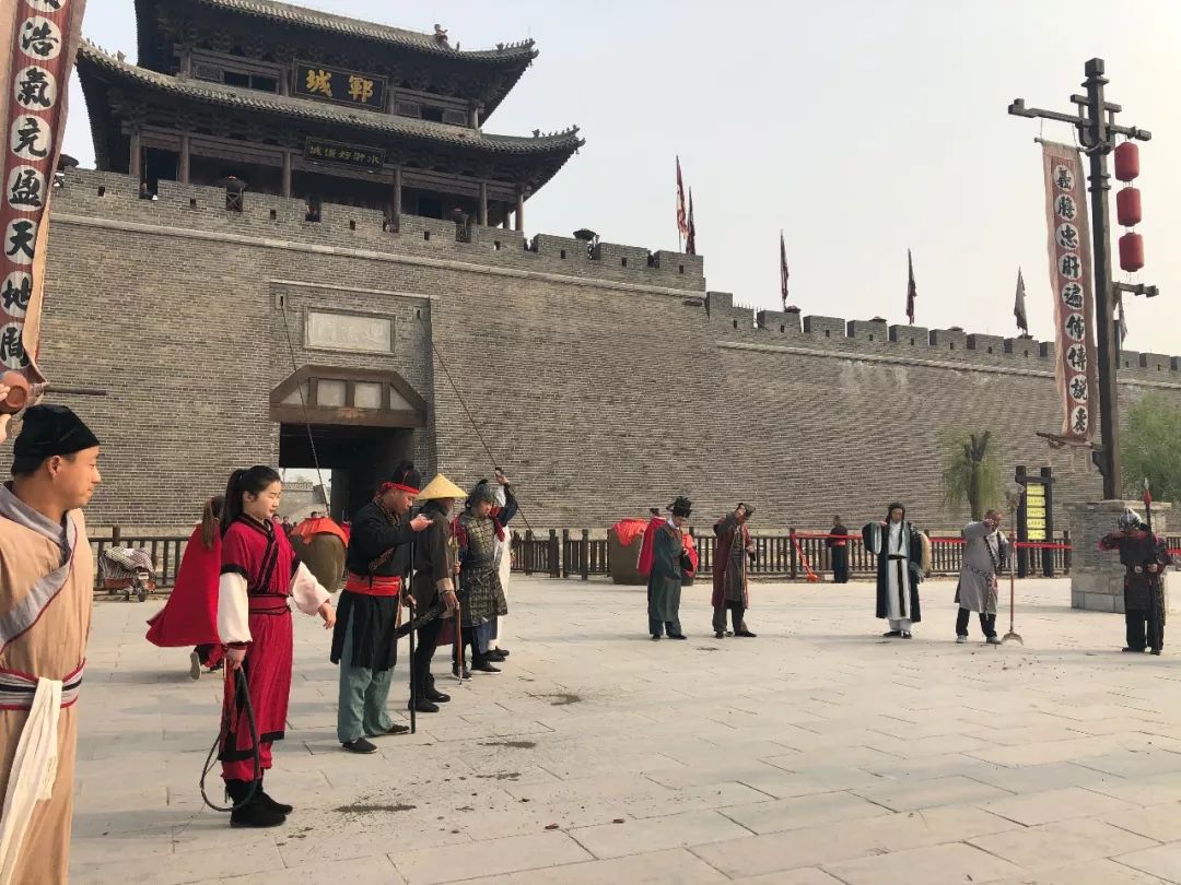 在這春暖花開的日子裡,水滸好漢城景區人氣爆棚,客流量達到入春以來的