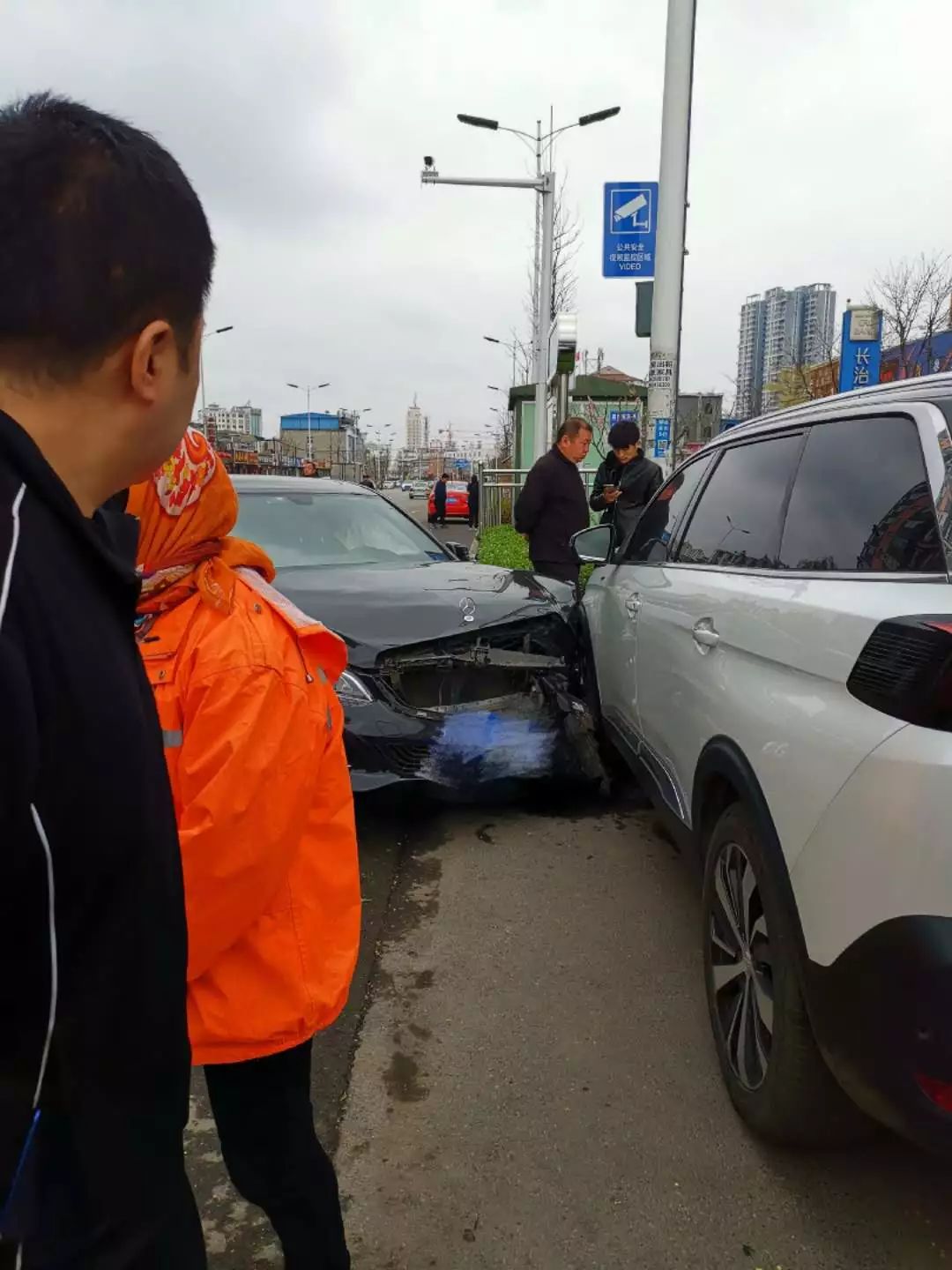 今天上午长治这里发生一起三车相撞的道路交通事故视频