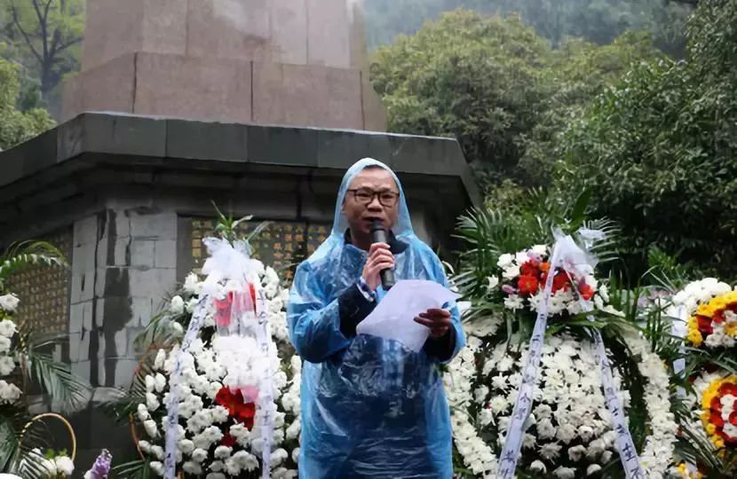 齊唱國歌雨中的雁蕩山革命烈士陵園更顯莊嚴肅穆,職校師生懷著無比