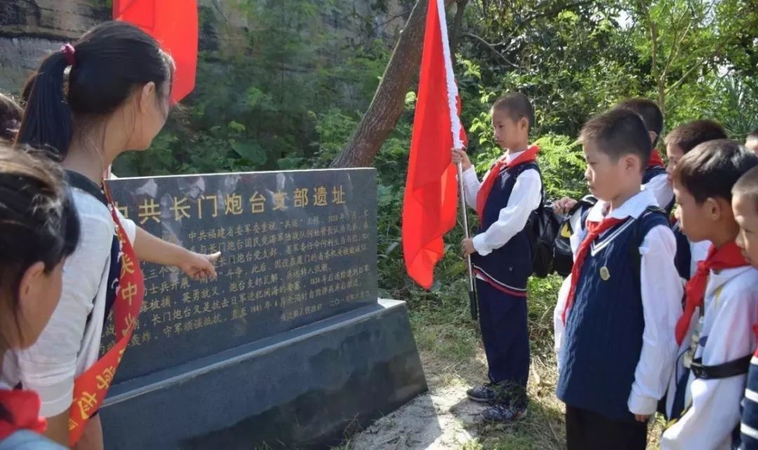 連江爐峰山頂再添紅色新景緻紅色豐碑熠熠生輝領航少年築夢前行