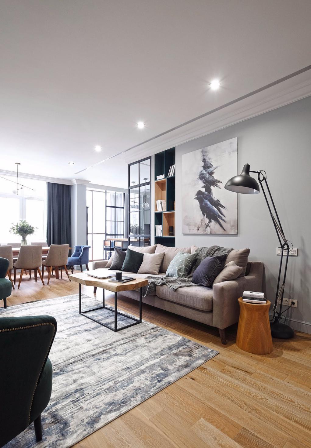 设计师选择了透光性较好的玻璃门,简洁的黑框设计与长臂的金属落地灯