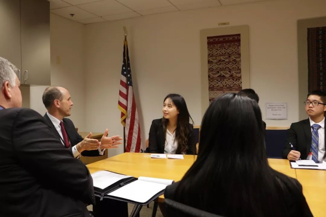 施依宏在中华人民共和国驻美大使馆合照(右六)这些