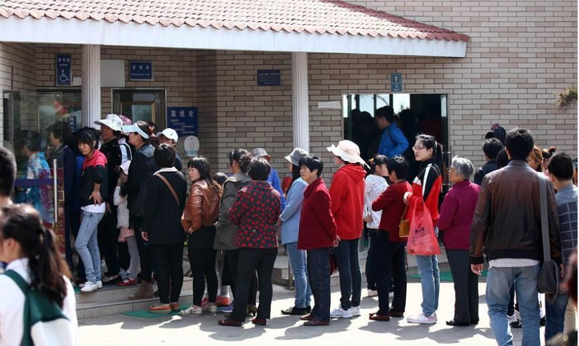 旅游景点频显厕所排长队凸显女人不易