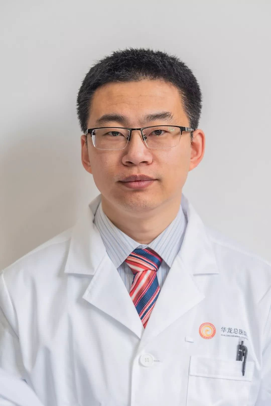 程亮 华龙总医院儿科主任,毕业于湖北民族大学,副主任医师,硕士研究生