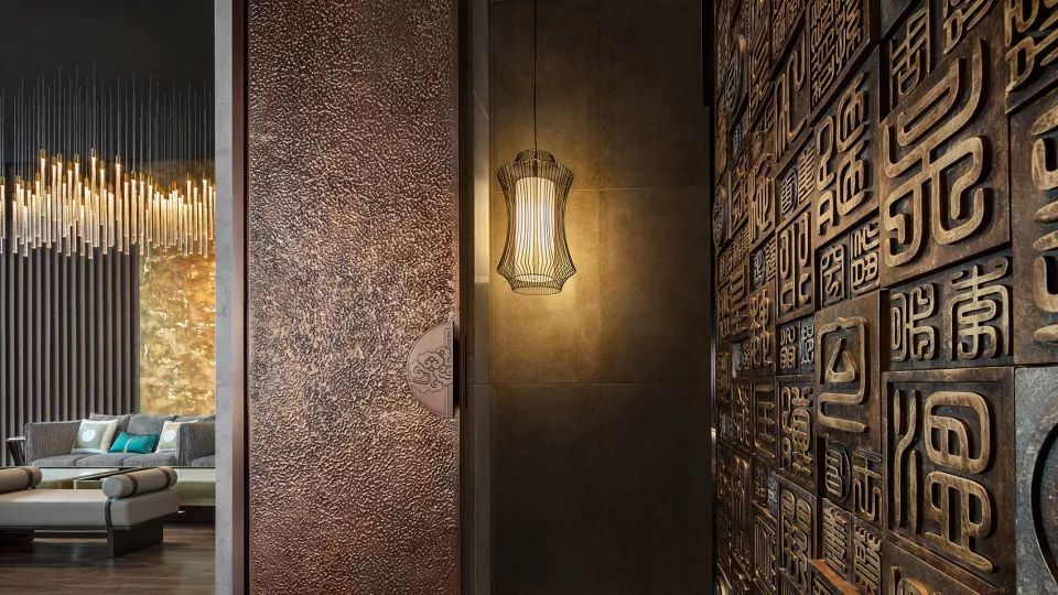 这家中式宫廷风餐厅的设计集奢华复古和摩登时尚于一身