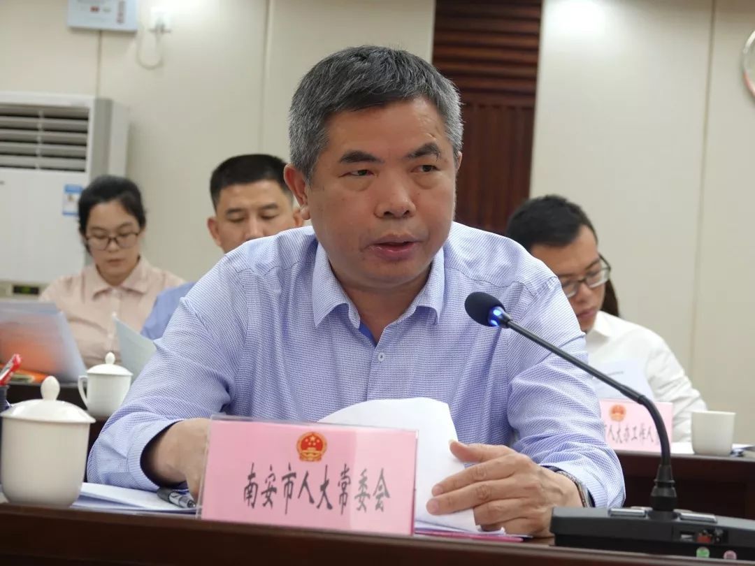 泉州市人大常委会副主任朱团能主持会