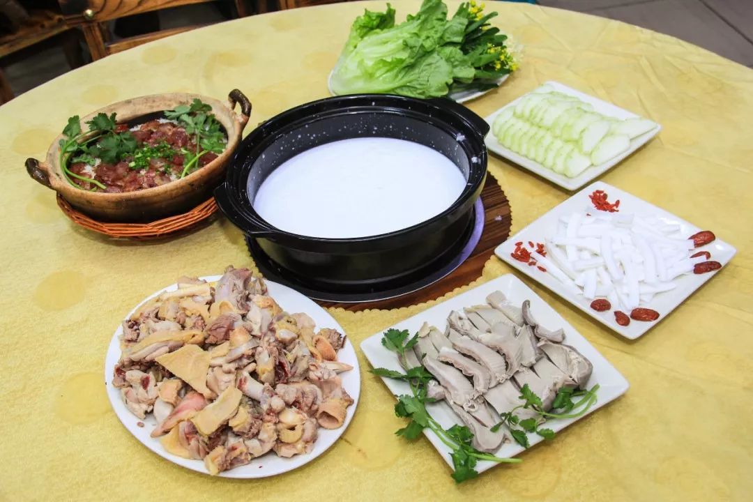 套餐包含:扇鸡/1份 猪肚/1份 冬瓜/1份腊味煲仔饭/1煲 杂菜/1份椰汁