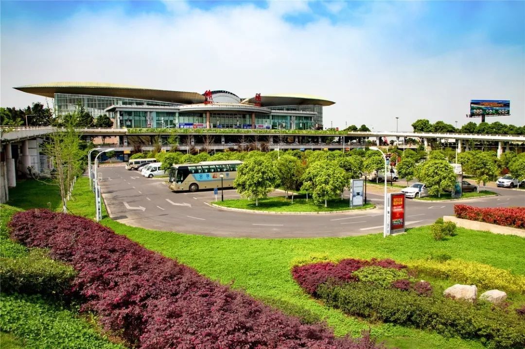 南郊之春——绵阳机场春意盎然