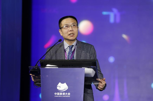 中国慕课大会上,徐飞在作主题演讲 单晓飞/摄人民网北京4月10日电 "