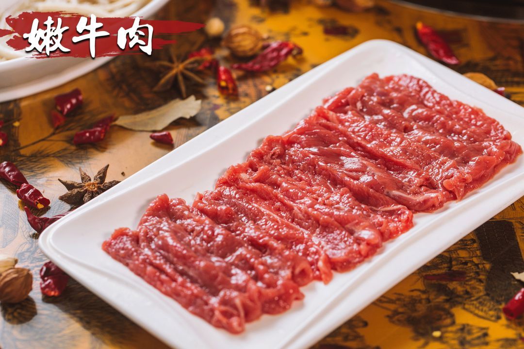 ②嫩牛肉锅开了就先放下去,得煮20分钟以上呢,而且越煮越好吃呢,嫩得