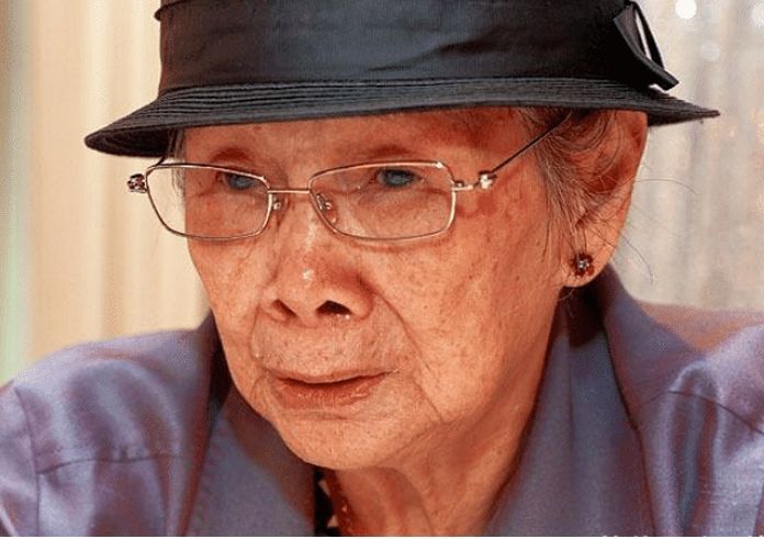 在梅艳芳去世之后,因遗产之争,其母亲还将女儿的内裤拿出来拍卖,梅姑