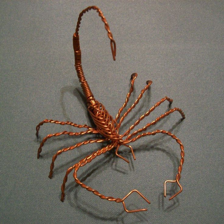 这样的:由于铜质地偏软,按一定形状扭动,在手工大神的手上,电线就可以