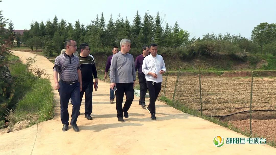 4月8号上午,县委书记蒋伟率县扶贫办,县水利局,县交通局,县农业农村局