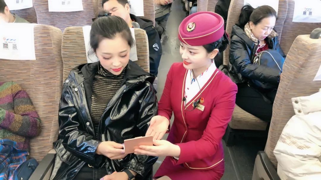 高铁小姐姐的人气妆容是如何炼成的