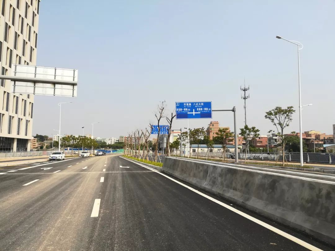 3月30日上午,从亚运大道前锋路段北侧经过时看到,一条呈"干"字型的