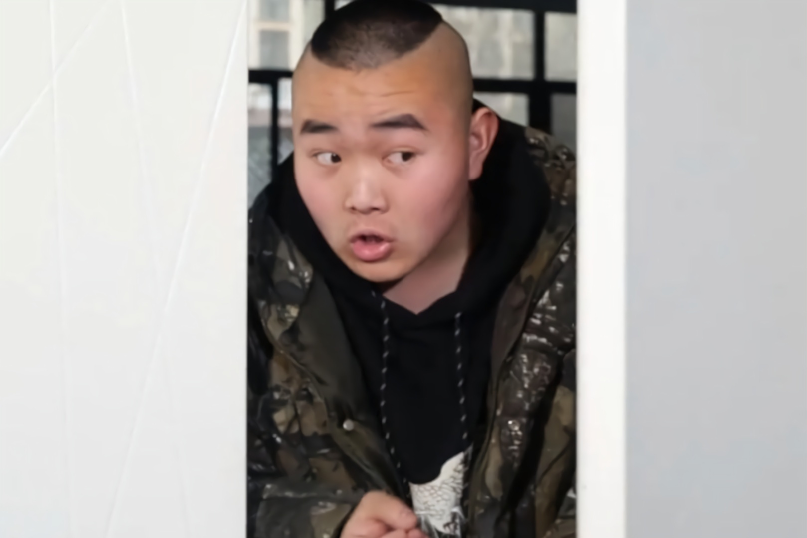 憨头刚发工资二货就找借钱岂料憨头宁把卡弄坏也不借太搞笑了