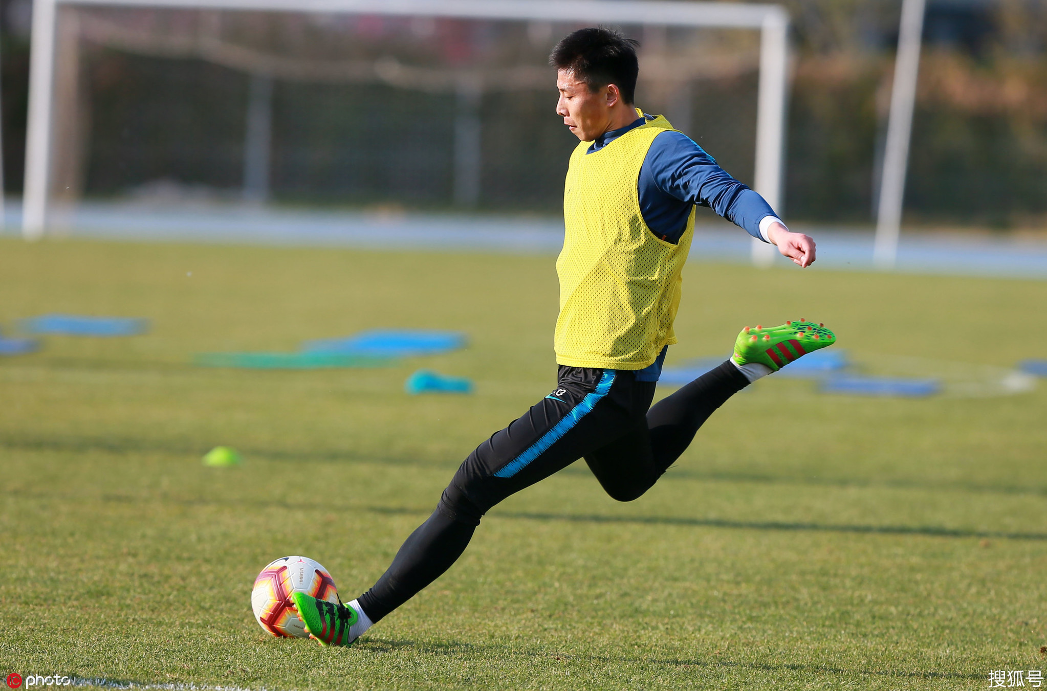 天津泰达公开训练 乔纳森头顶脚踢大秀球技