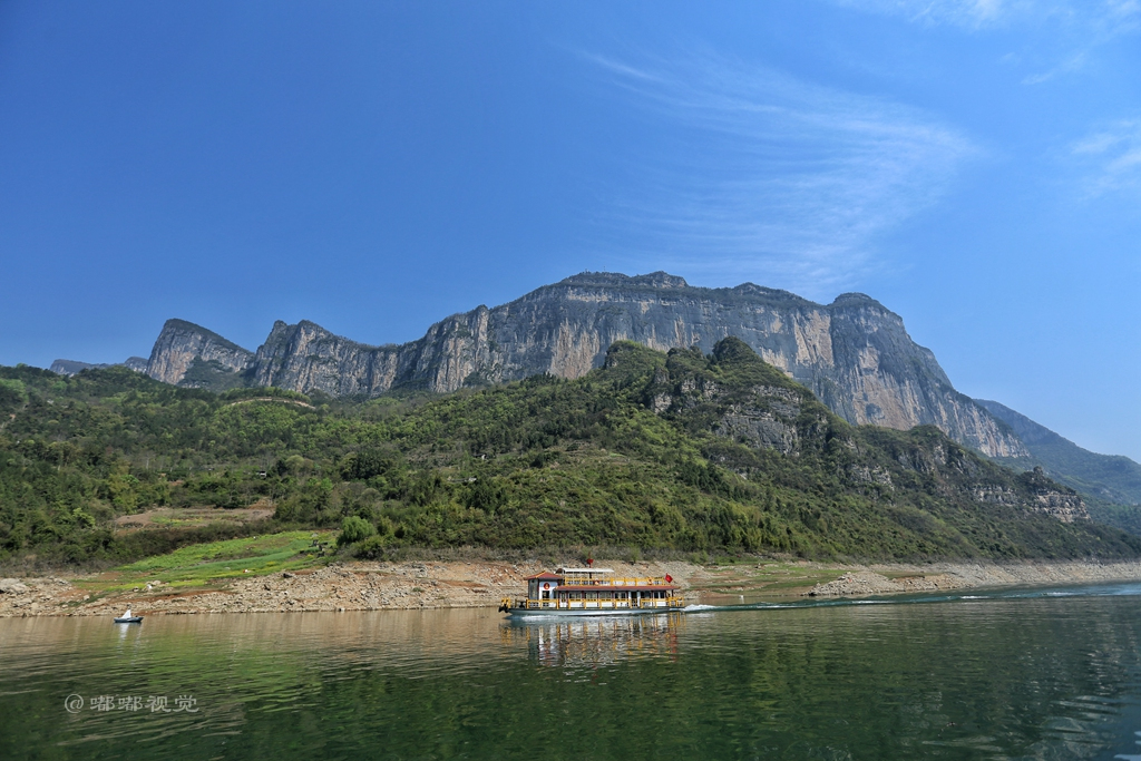 我們乘座清江旅遊公司的畫坊遊船遊覽八百里清江大峽谷最美的峽谷河段