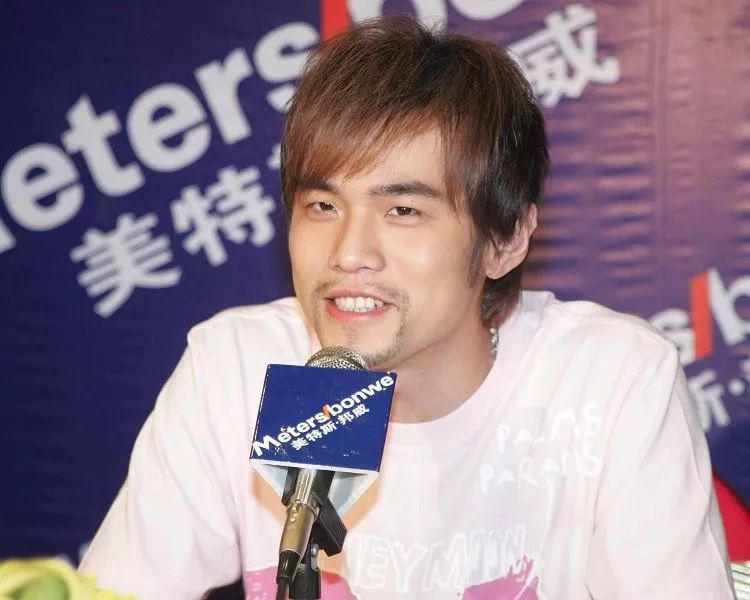 何时,美特斯邦威就是中国90后一代不少人时尚的启蒙记忆,曾签约周杰伦