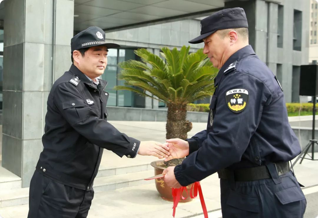 区长,公安局长沈阳同志出席活动大丰区公安局举行警用装甲车辆列装