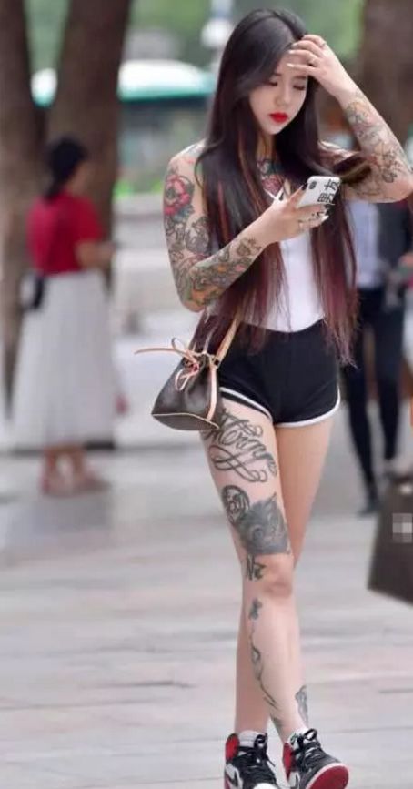 纹身小姐姐秀出自己的个性,看到颜值和身材后,大哥的女人