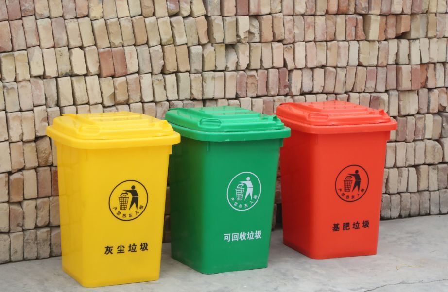 三色垃圾桶入住村民家