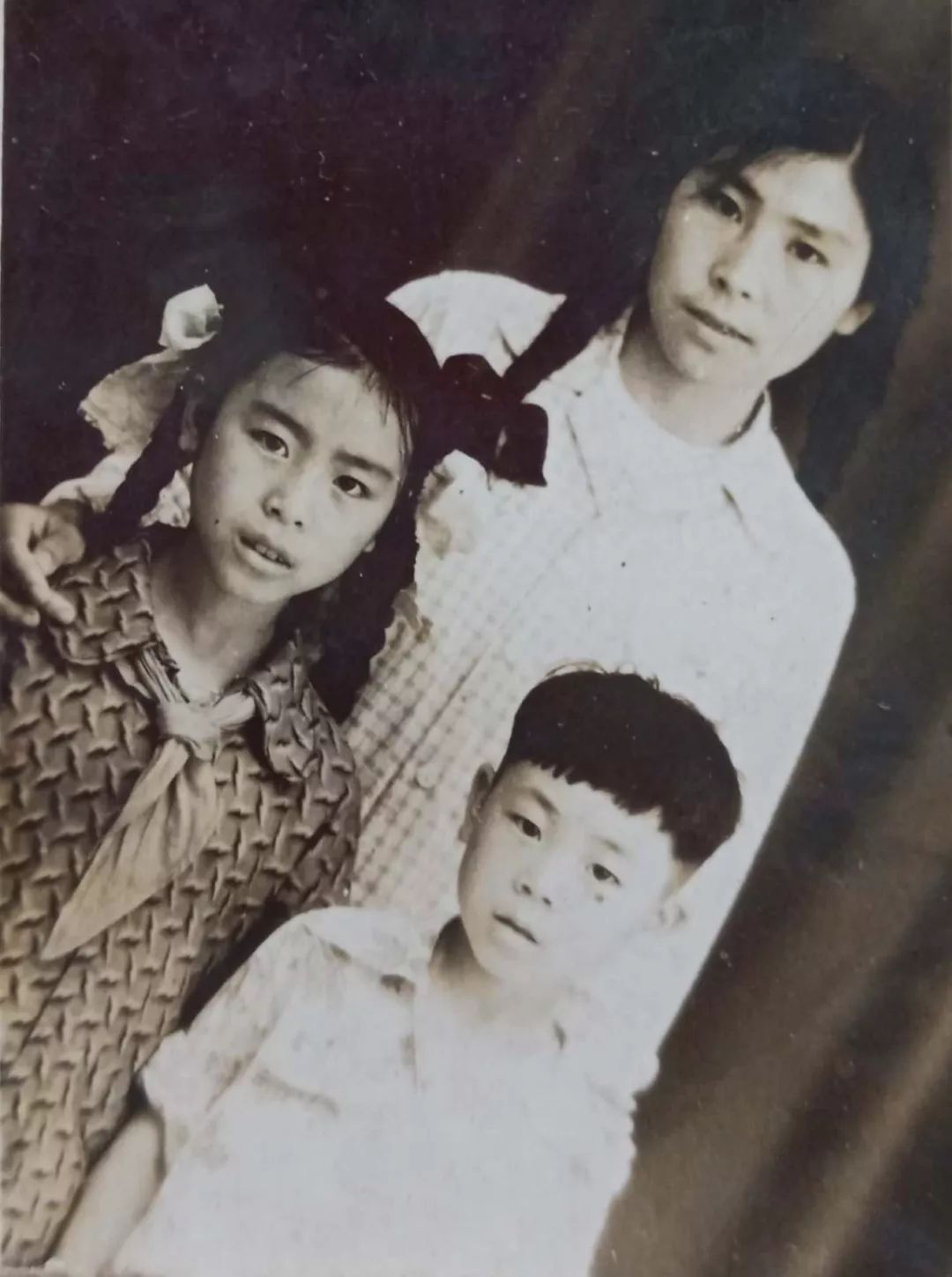 妻子和两个女儿当天下午,陈万隆被喊出号子,跟着持枪押送的人走过几条