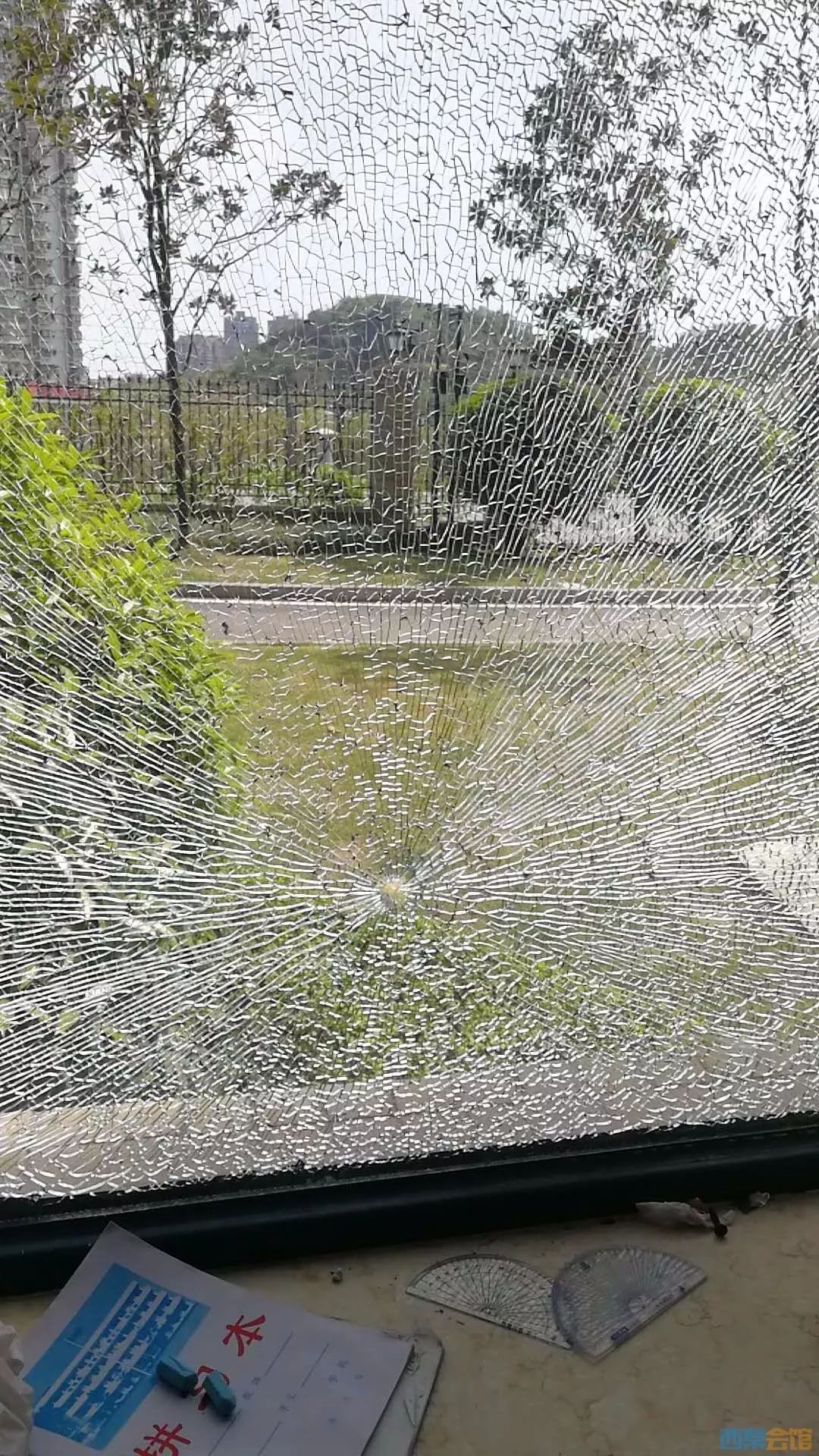 wan007:报案,说不明物体击穿玻璃.果儿是他:没有监控,不好整.