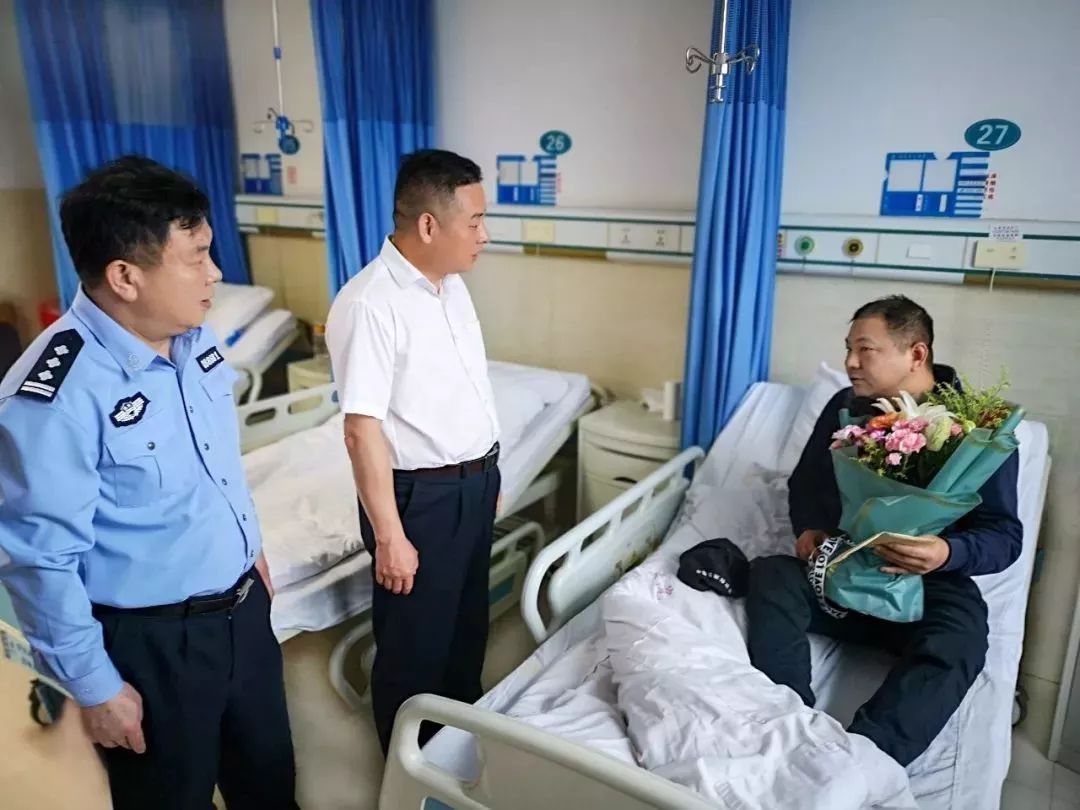 嘉鱼副县长,公安局长赶赴医院探望见义勇为受伤男子
