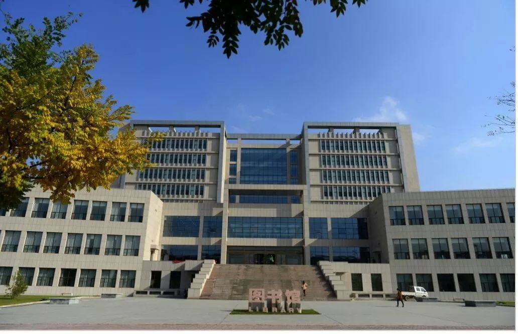 从图书馆进去享受惬意的阅读时光与书本进行心灵的沟通操场上奔跑的