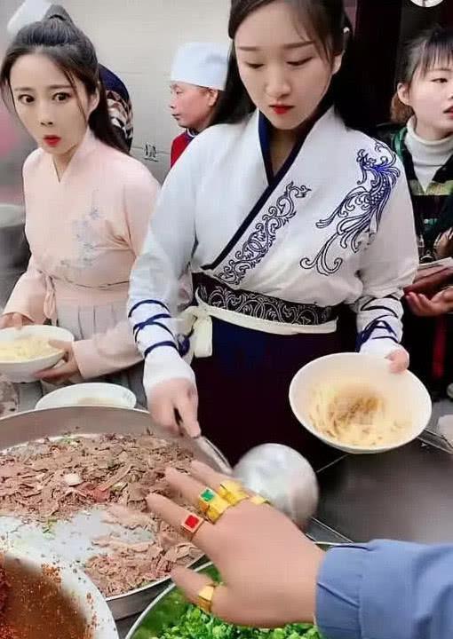 "牛肉面西施"958元是面的价格?网友:是一晚?