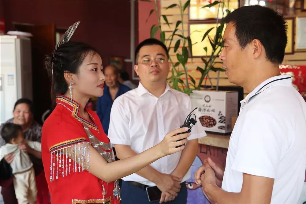 有直播有真相罗锐副局长带小伙伴们品白沙三月三特色美食