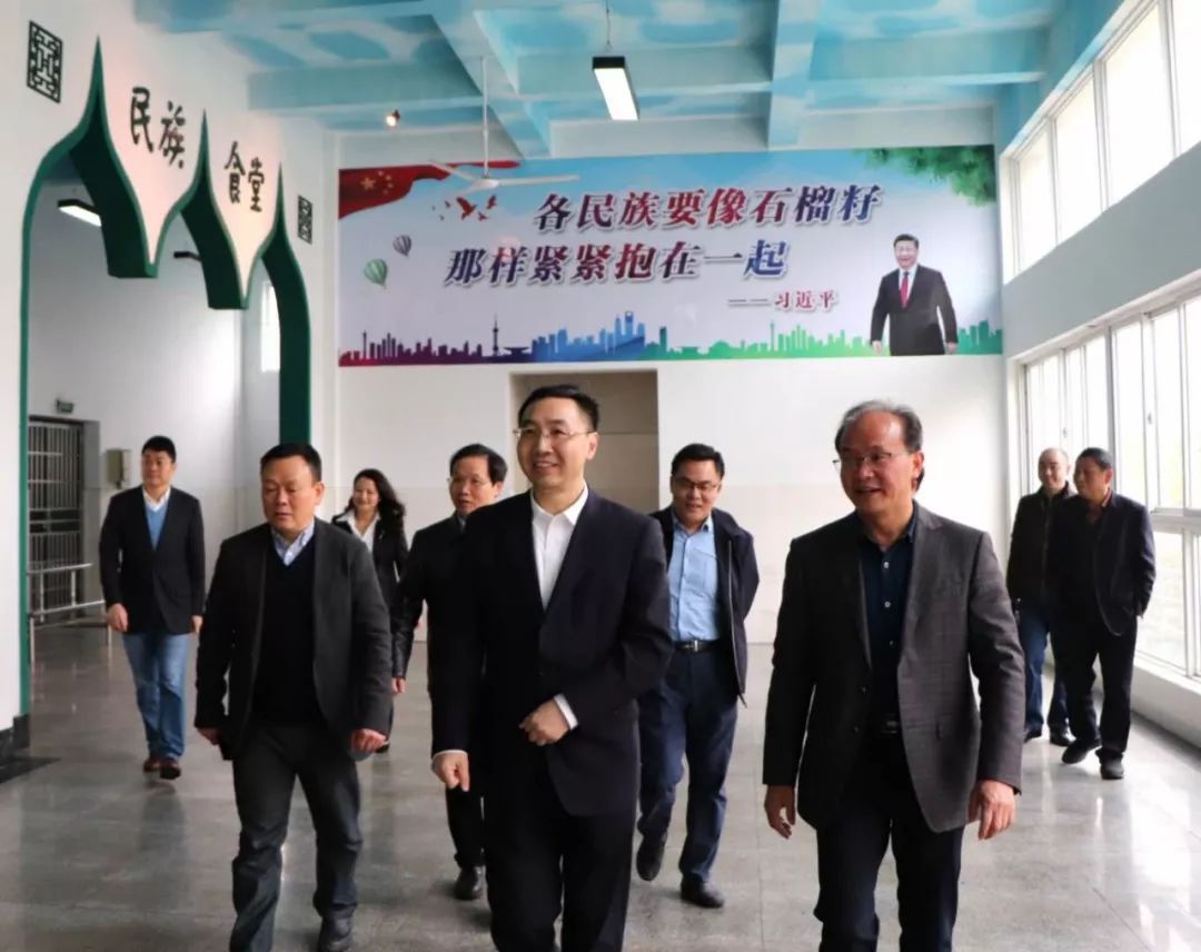 近日,省委教育工委书记,省教育厅厅长叶仁荪莅临莲塘一中就新疆克州班