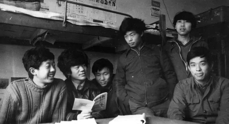 《苦中有乐》— 1985年拍摄于清华大学学生宿舍11号楼△《专注》