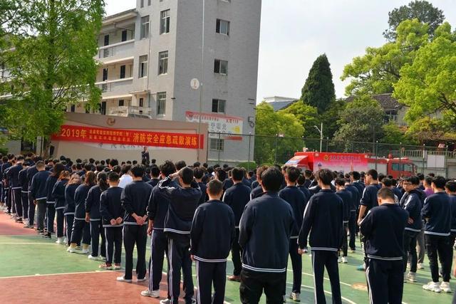 工作动态龙泉市消防救援大队走进市中等职业学校开展应急演练和消防