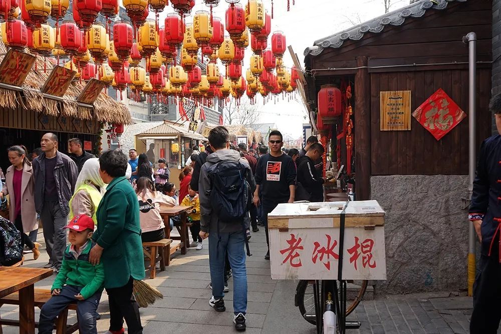 爆米花的大爷让人重回到小时候,捂着耳朵等待"砰"的一声的过程中,真是