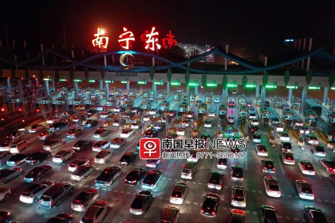 凌晨2时许 从柳州往南宁方向的车辆 在泉南高速南宁东收费站前方