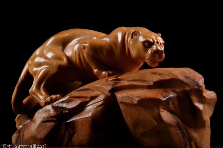 崖柏根雕金钱豹,强劲有力,栩栩如生