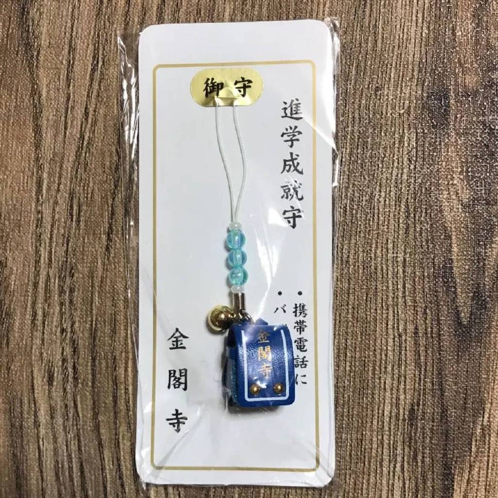 陈立农包包上挂升学护身符 祝子进童鞋早日金榜题名