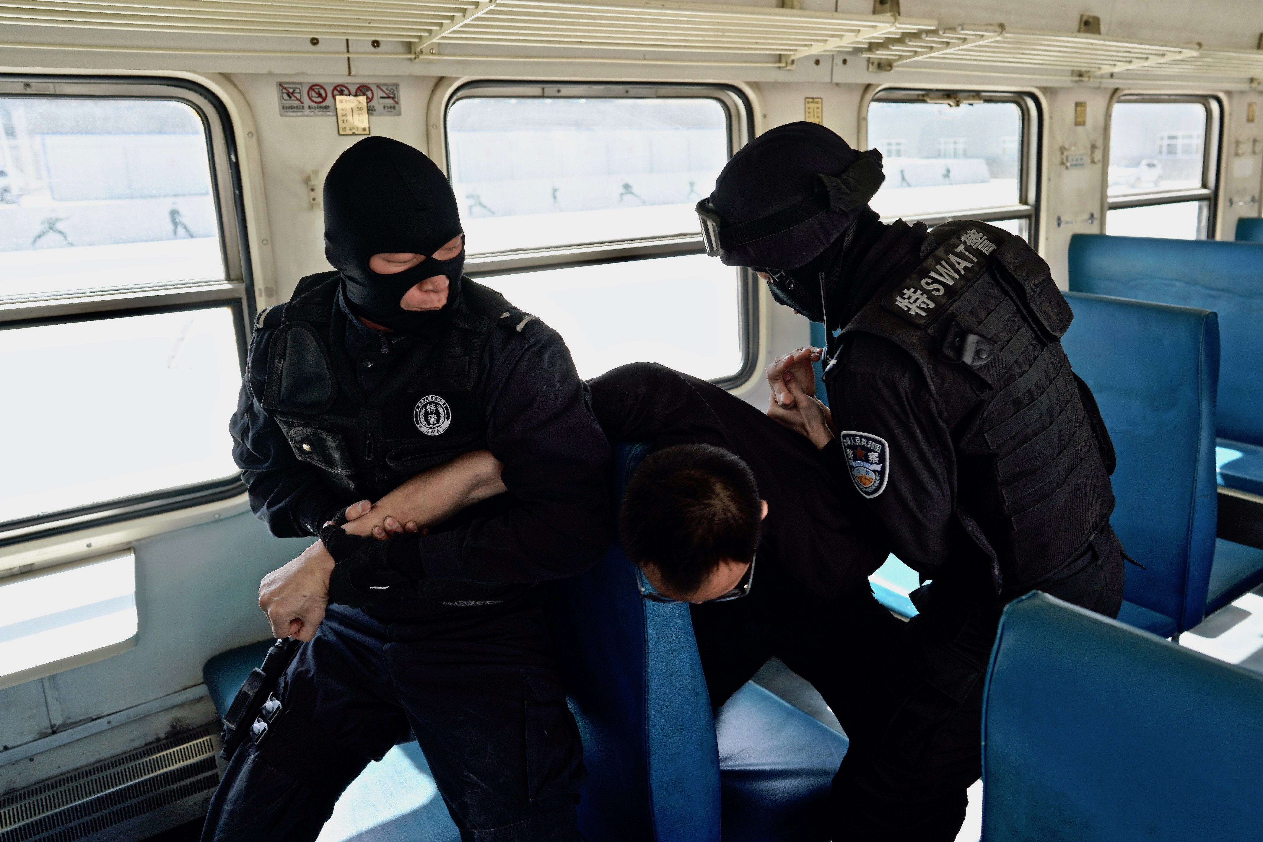 新疆铁警开展反劫持人质大演练活动